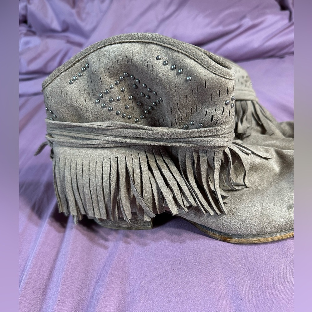 Size 8 women’s heeled booties - Picture 5 of 7